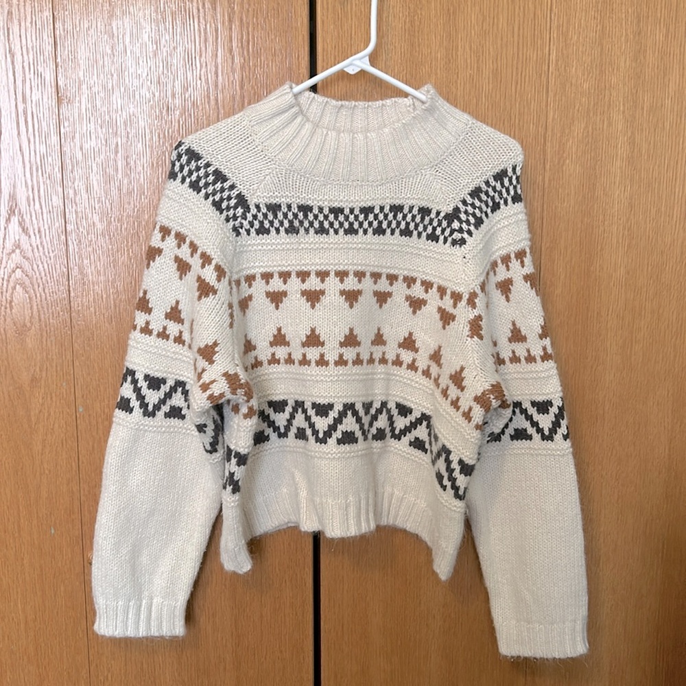 This sweater was only worn once, in very good conditions shape. Is comfortable